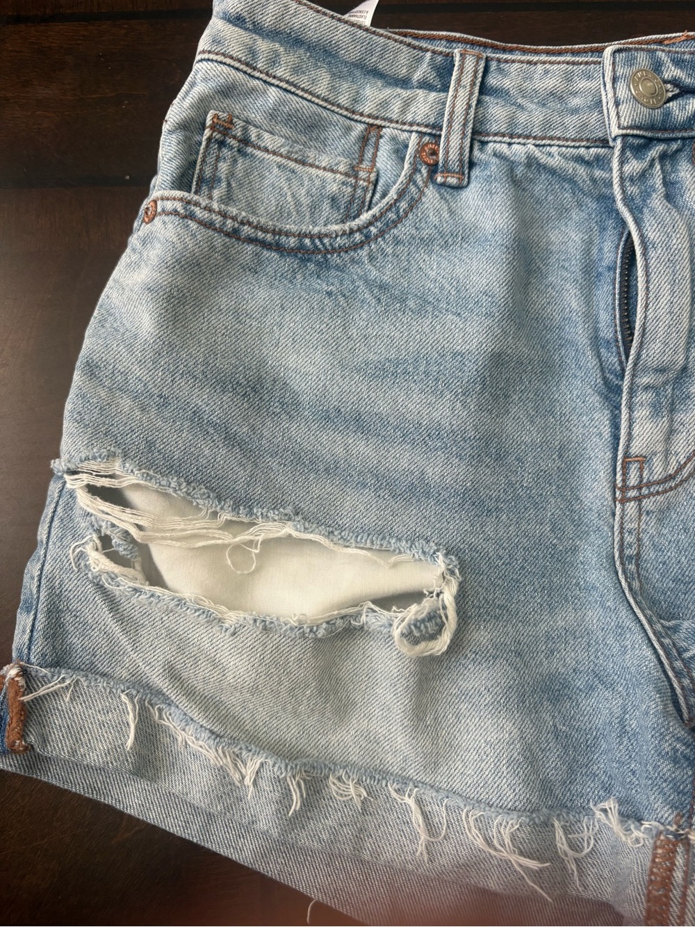 American Eagle Mom Denim Shorts Womens Size 2 Distressed Cuffed Light Wash - Picture 4 of 10